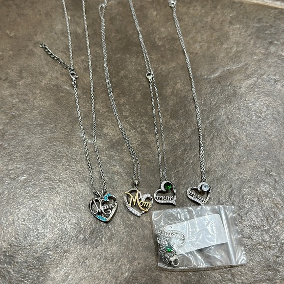 Mom Necklace - Picture 7 of 8